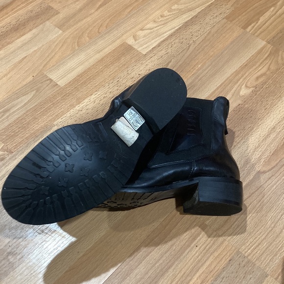 Women’s shoes - Picture 2 of 3